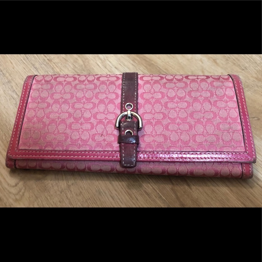 USED PINK SIGNATURE COACH WALLET
